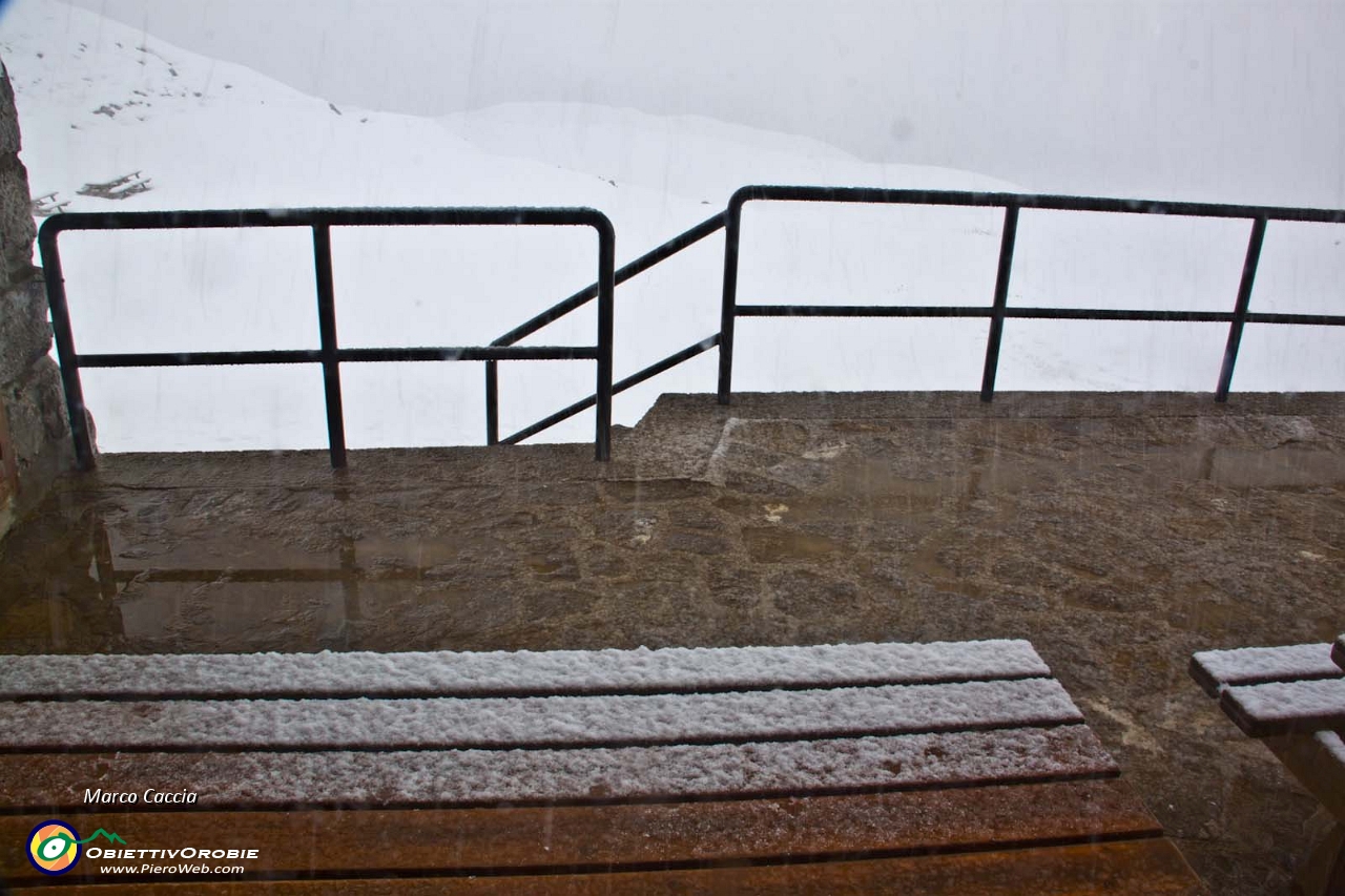 29_Mentre siamo a pranzo...nevica.JPG